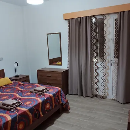 Pari's Apartments-paphos アパート