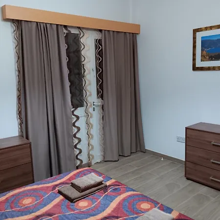 Pari's Apartments-paphos アパート