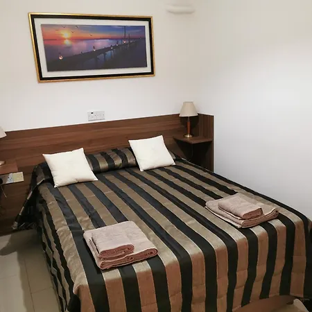 Pari's Apartments-paphos アパート *