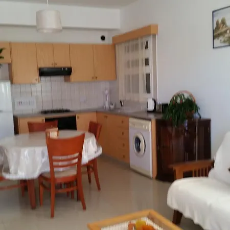 Pari's Apartments-paphos アパート *